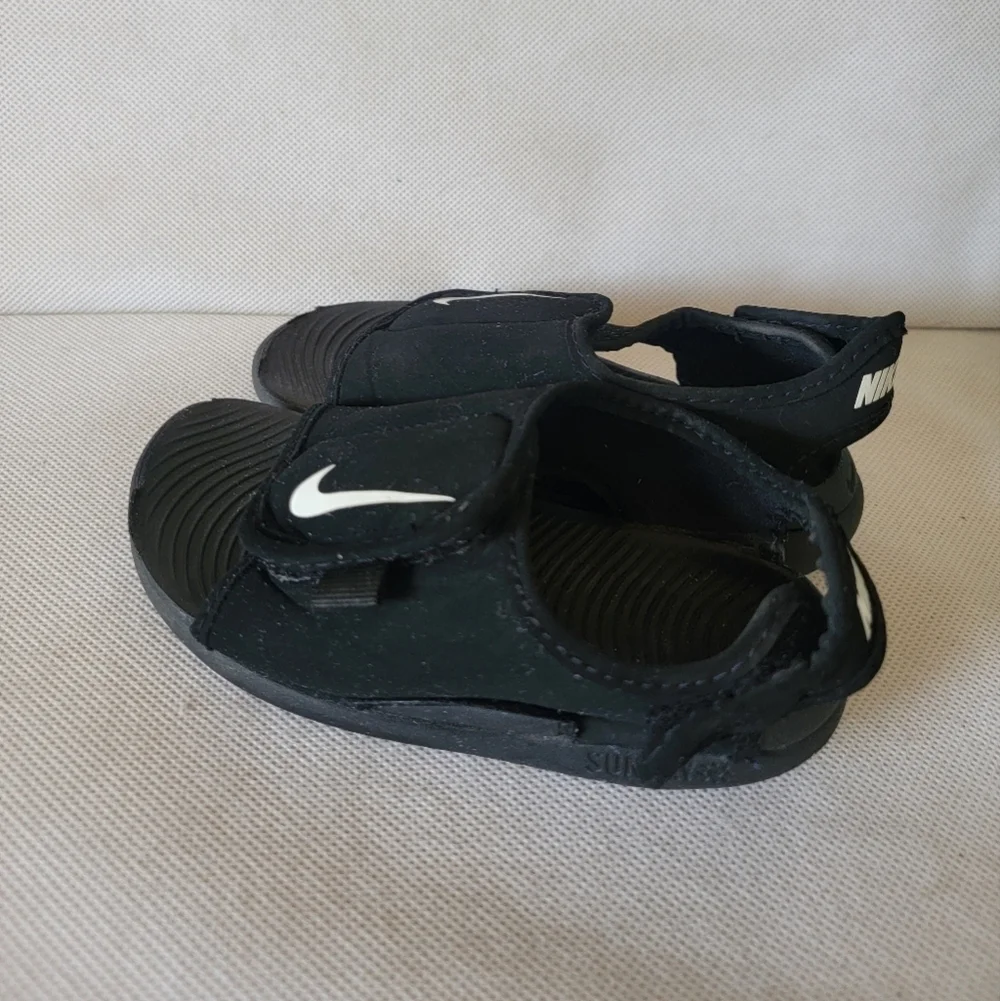 *CHILDREN'S NIKE BLACK SANDALS‎ WITH HOOK AND LOOP CLOSURES (sz 10)